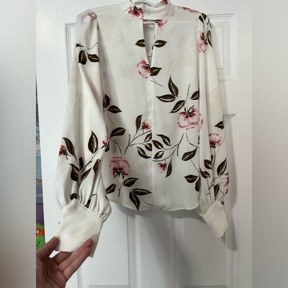 Next to new beautiful blouse - Picture 2 of 5